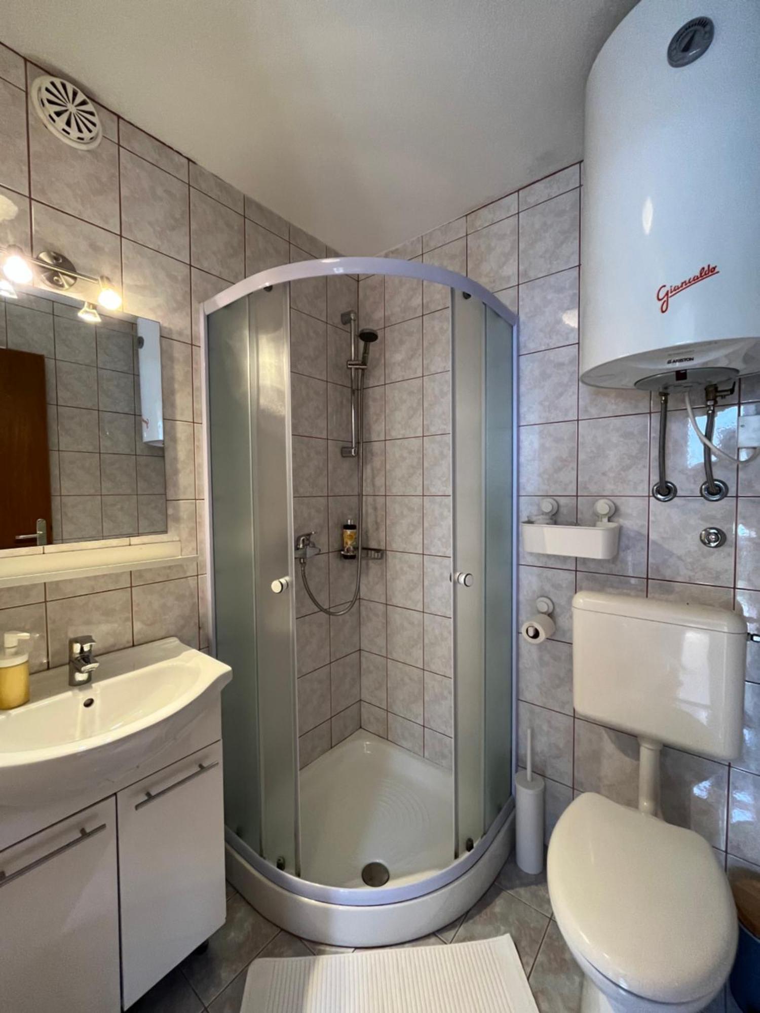 Lakeview Guesthouse & Chalet بليد الغرفة الصورة