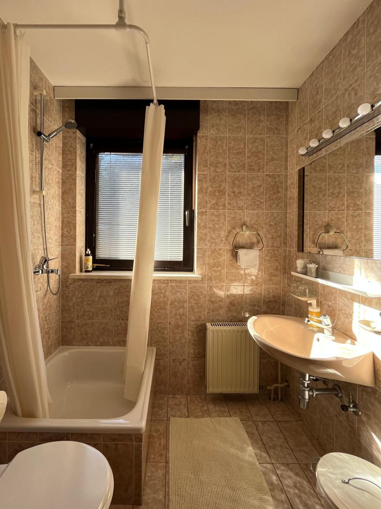 Lakeview Guesthouse & Chalet بليد الغرفة الصورة